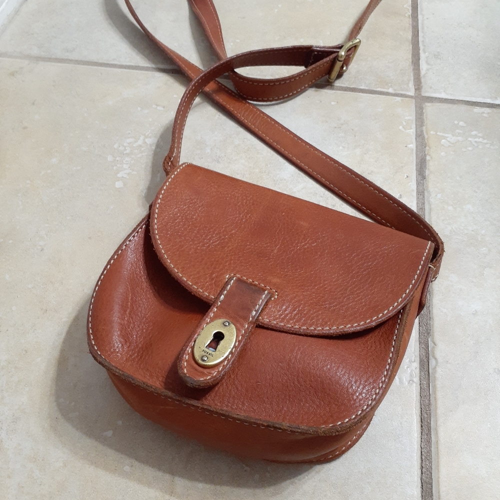 SOLD Leather FOSSIL ~FREE w/ 2+ Bundle ! ✨❤ - Picture 1 of 6